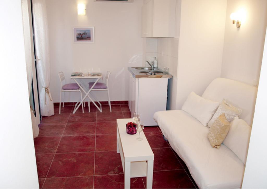 Apartments Issa Makarska Rum bild