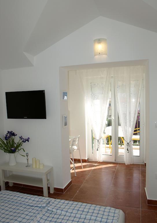 Apartments Issa Makarska Rum bild