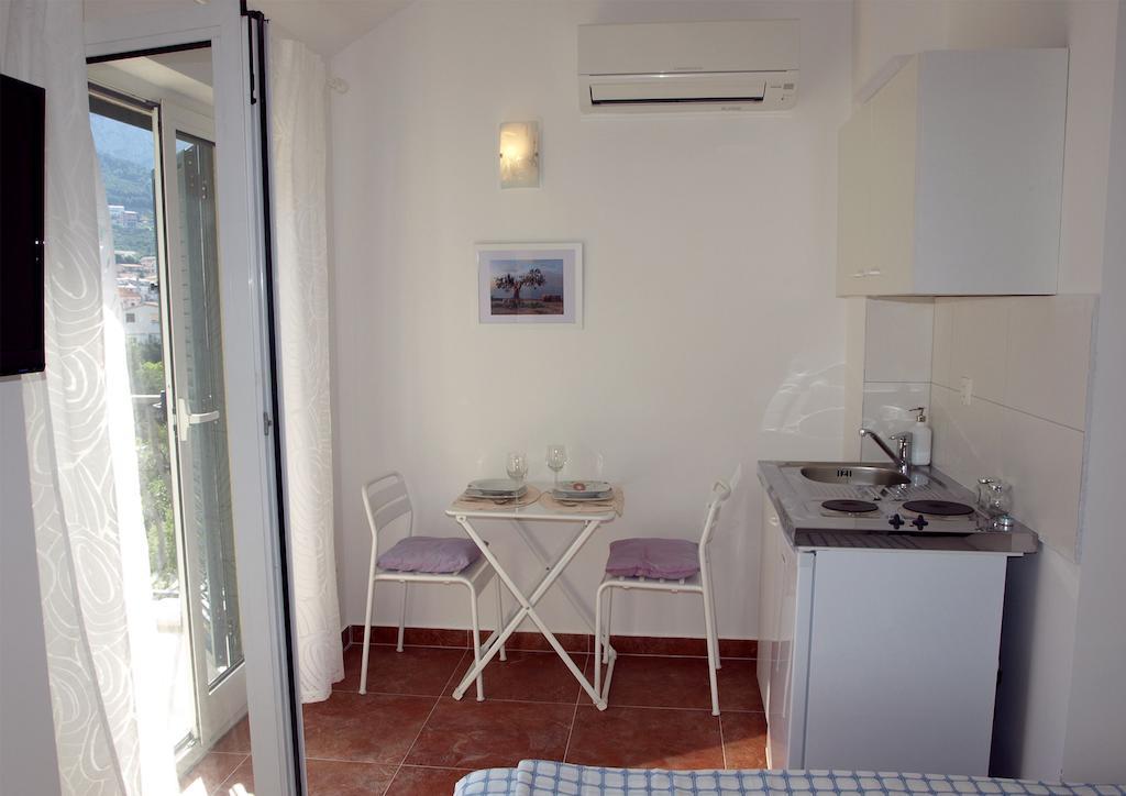 Apartments Issa Makarska Rum bild