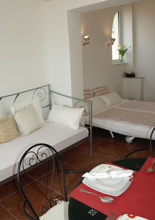 Apartments Issa Makarska Rum bild